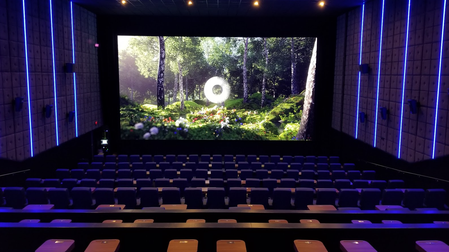 Ilustrasi film terbaik 2024 dengan bioskop modern dan layar besar